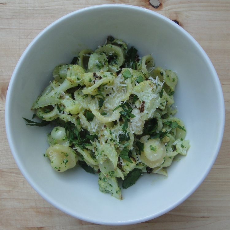 Pasta with roasted cauliflower and kale pesto - Vegetal Matters